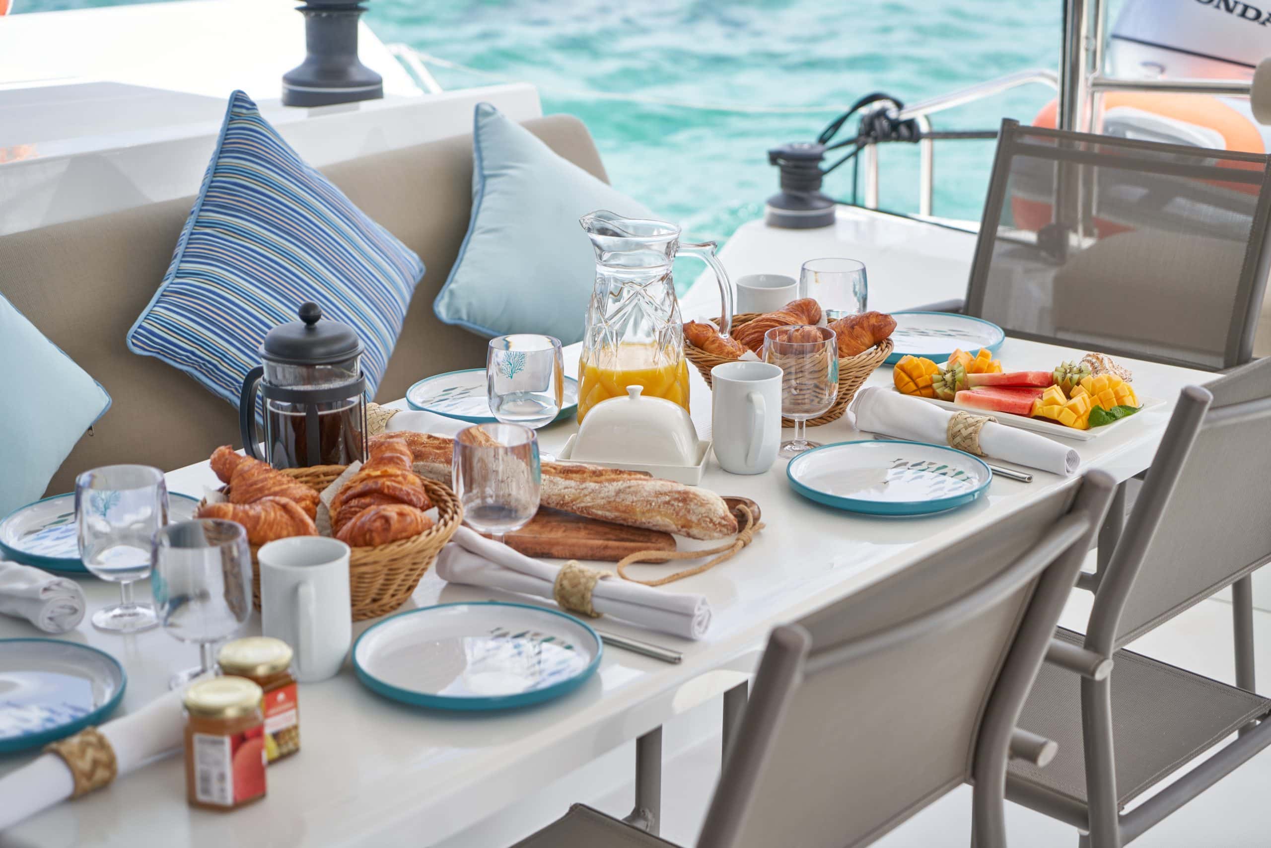221109_CATAMARAN_CRUISES_MRU10225